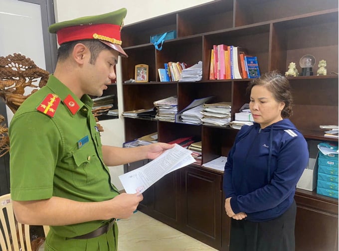 Cơ quan Cảnh sát điều tra Công an tỉnh tống đạt Quyết định khởi tố đối với Lê Thị Thanh Thuỷ về tội trốn thuế. Ảnh. Công an cung cấp. Cơ quan Cảnh sát điều tra Công an tỉnh tống đạt Quyết định khởi tố đối với Lê Thị Thanh Thuỷ về tội trốn thuế. Ảnh. Công an cung cấp.