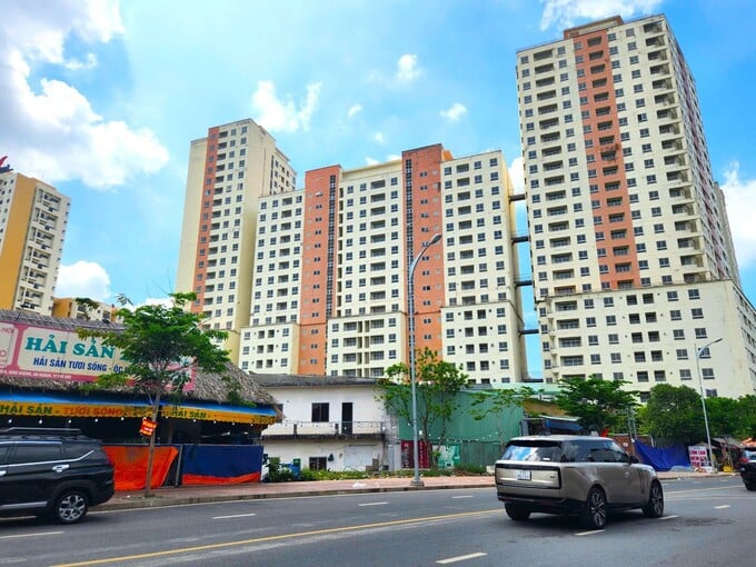 Ông Đinh Minh Tuấn – Giám đốc Batdongsan.com.vn khu vực miền Nam – nhận định giá căn hộ, đặc biệt ở phân khúc cao cấp, tăng mạnh chủ yếu do nguồn cung hạn chế trong khi giá sơ cấp không ngừng leo thang. Ông Đinh Minh Tuấn – Giám đốc Batdongsan.com.vn khu vực miền Nam – nhận định giá căn hộ, đặc biệt ở phân khúc cao cấp, tăng mạnh chủ yếu do nguồn cung hạn chế trong khi giá sơ cấp không ngừng leo thang. 