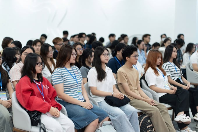 Theo các chuyên gia, với thu nhập từ 15 - 20 triệu đồng/tháng, nếu biết tận dụng các gói vay ưu đãi, kéo dài thời gian trả nợ và nhận thêm sự hỗ trợ từ gia đình, người trẻ hoàn toàn có thể sở hữu căn nhà đầu tiên. Theo các chuyên gia, với thu nhập từ 15 - 20 triệu đồng/tháng, nếu biết tận dụng các gói vay ưu đãi, kéo dài thời gian trả nợ và nhận thêm sự hỗ trợ từ gia đình, người trẻ hoàn toàn có thể sở hữu căn nhà đầu tiên.