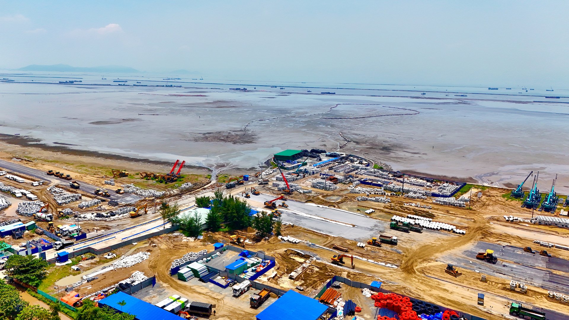 Cận cảnh đại đô thị lấn biển Vinhomes Cần Giờ đang rầm rộ thi công - Ảnh 4 Cận cảnh đại đô thị lấn biển Vinhomes Cần Giờ đang rầm rộ thi công - Ảnh 4