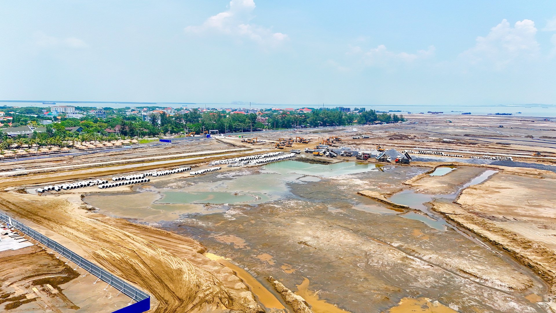 Cận cảnh đại đô thị lấn biển Vinhomes Cần Giờ đang rầm rộ thi công - Ảnh 9 Cận cảnh đại đô thị lấn biển Vinhomes Cần Giờ đang rầm rộ thi công - Ảnh 9