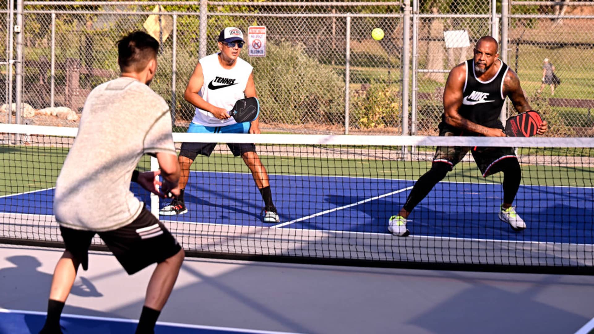 Lượng người chơi Pickleball tăng cao không chỉ dẫn đến nhu cầu về sân bóng, huấn luyện mà còn kéo theo nhu cầu ăn uống, mua sắm và lưu trú tại các địa phương có sân bóng (Ảnh: CNBC) Lượng người chơi Pickleball tăng cao không chỉ dẫn đến nhu cầu về sân bóng, huấn luyện mà còn kéo theo nhu cầu ăn uống, mua sắm và lưu trú tại các địa phương có sân bóng (Ảnh: CNBC)