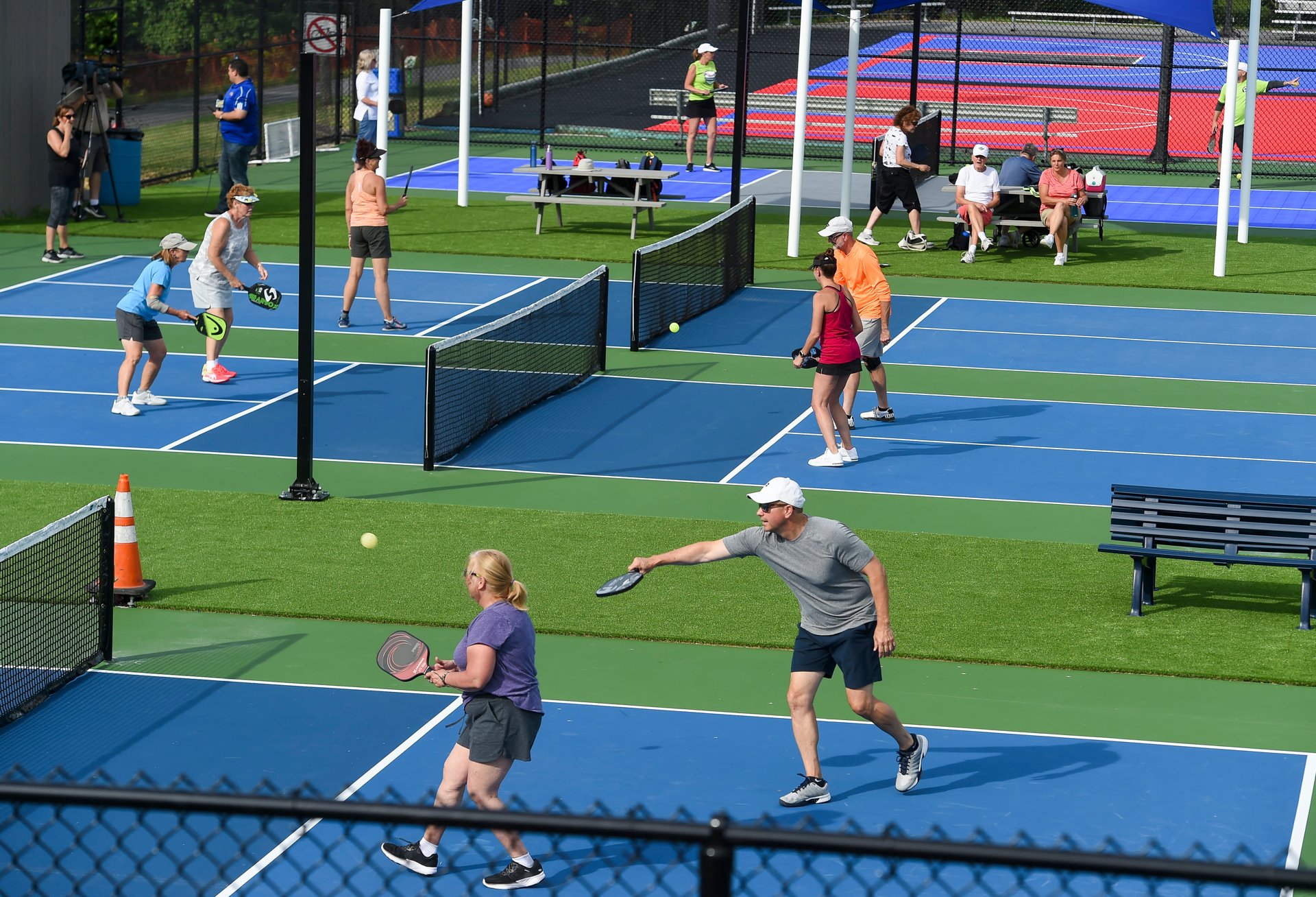 Pickleball ra đời vào mùa hè năm 1965, được xem như phiên bản “nhẹ đô” của tennis, với sân nhỏ hơn, nhịp độ nhanh hơn và lối chơi thiên về phản xạ thay vì sức mạnh (Ảnh: CNBC) Pickleball ra đời vào mùa hè năm 1965, được xem như phiên bản “nhẹ đô” của tennis, với sân nhỏ hơn, nhịp độ nhanh hơn và lối chơi thiên về phản xạ thay vì sức mạnh (Ảnh: CNBC)