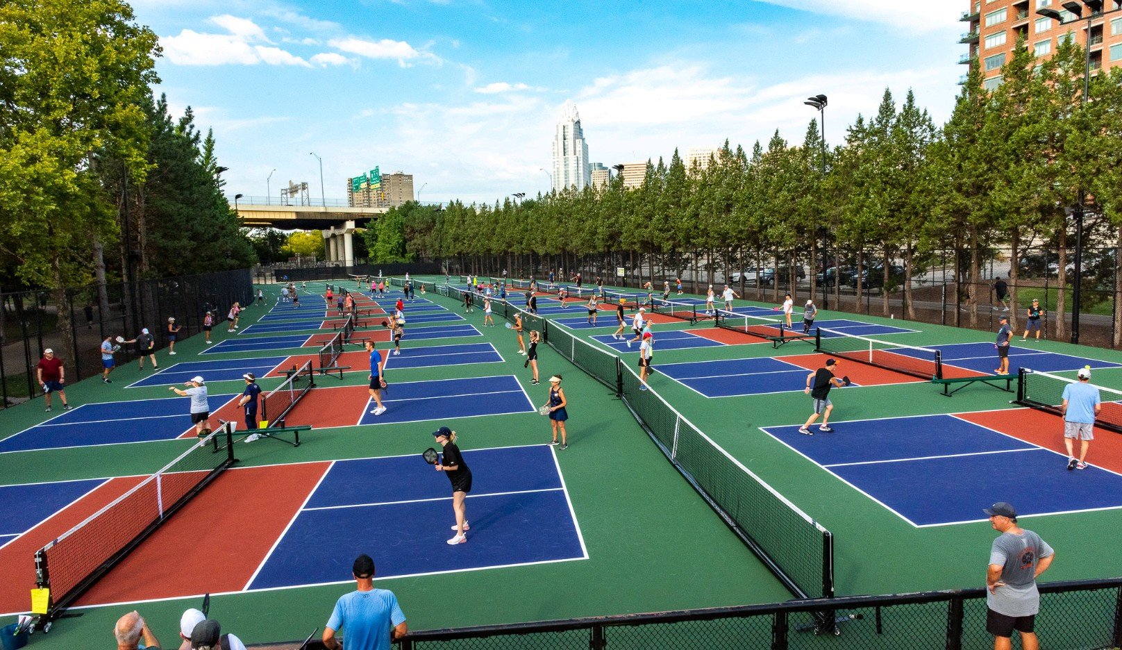 Phân tích gần 100.000 bức ảnh chụp từ trên cao cho thấy hơn 26.000 sân pickleball ngoài trời được hình thành kể từ năm 2017, phần lớn “thế chỗ” các sân tennis cũ (Ảnh: Cincinati Pickleball) Phân tích gần 100.000 bức ảnh chụp từ trên cao cho thấy hơn 26.000 sân pickleball ngoài trời được hình thành kể từ năm 2017, phần lớn “thế chỗ” các sân tennis cũ (Ảnh: Cincinati Pickleball)