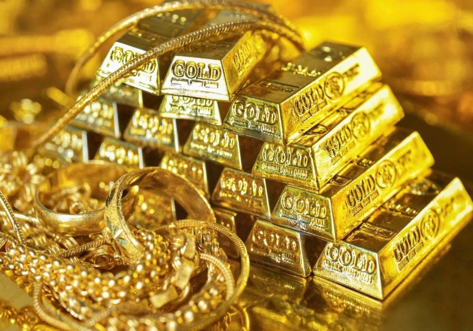 Chính phủ xóa bỏ độc quyền vàng miếng sau hơn một thập kỷ, trao quyền nhập khẩu, sản xuất cho ngân hàng và doanh nghiệp, kỳ vọng hạ nhiệt thị trường. Chính phủ xóa bỏ độc quyền vàng miếng sau hơn một thập kỷ, trao quyền nhập khẩu, sản xuất cho ngân hàng và doanh nghiệp, kỳ vọng hạ nhiệt thị trường. 