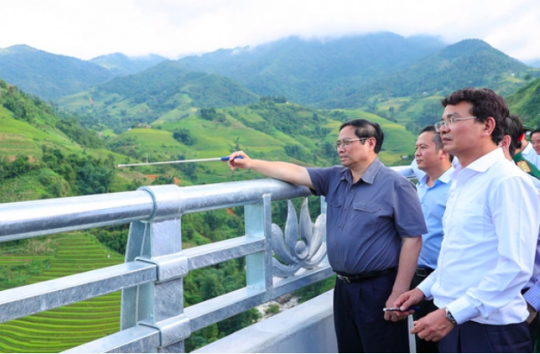 Thủ tướng kiểm tra tiến độ dự án xây dựng đường nối cao tốc Nội Bài - Lào Cai đến thị trấn Sa Pa. (Ảnh: VGP)