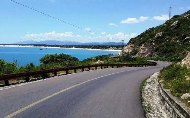 Một đoạn đường ven biển đi qua xã Cát Tiến, huyện Phù Cát.