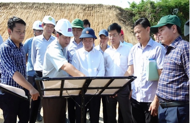 Chủ tịch UBND tỉnh Quảng Ngãi Đặng Văn Minh đang đi kiểm tra các dự án đầu tư lĩnh vực du lịch (đội mũ cối). Ảnh: quangngai.gov.vn