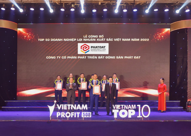 Đại diện Ph&aacute;t Đạt nhận giải thưởng Top 50 Doanh nghiệp lợi nhuận xuất sắc Việt Nam 2022. &nbsp;