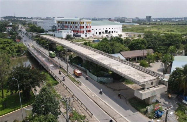 Dự án xây dựng cầu Tăng Long đã tạm dừng thi công từ tháng 9/2019 cho tới nay.