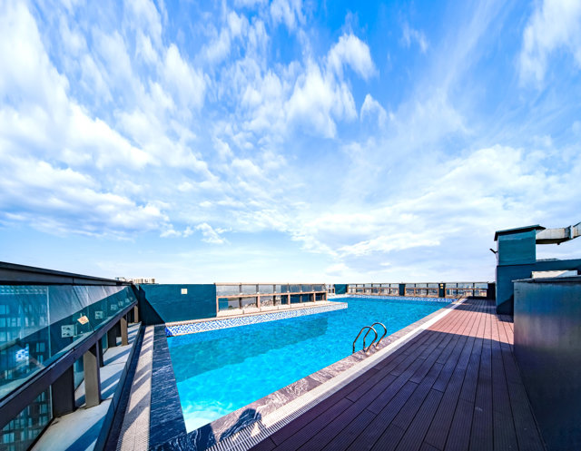 Bể bơi Rooftop l&agrave; g&oacute;c chill tuyệt đẹp tại Sunshine City &nbsp;