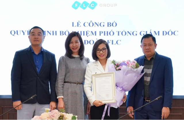 Bà Trần Thị Hương ̣(áo trắng) nhận quyết định bổ nhiệm làm Phó tổng giám đốc FLC