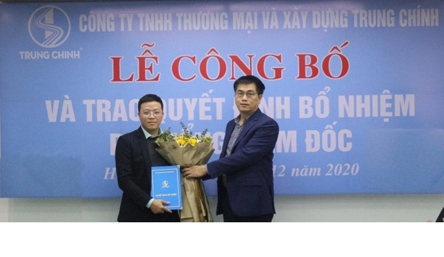 Ông Hồ Sỹ Hòa (phải) - Chủ tịch HĐTV Công ty TNHH Thương mại và Xây dựng Trung Chính