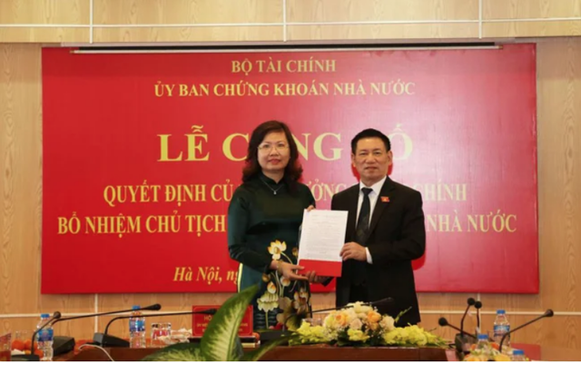 Bộ trưởng Bộ Tài chính Hồ Đức Phớc đã trao quyết định bổ nhiệm Chủ tịch Ủy ban Chứng khoán Nhà nước đối với bà Vũ Thị Chân Phương