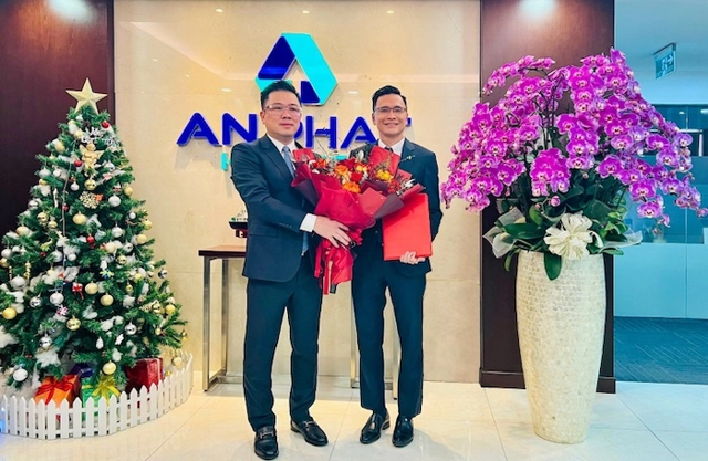 Chủ tịch HĐQT An Phát Holdings Phạm Ánh Dương (trái) chúc mừng tân Tổng giám đốc APH Phạm Đỗ Huy Cường