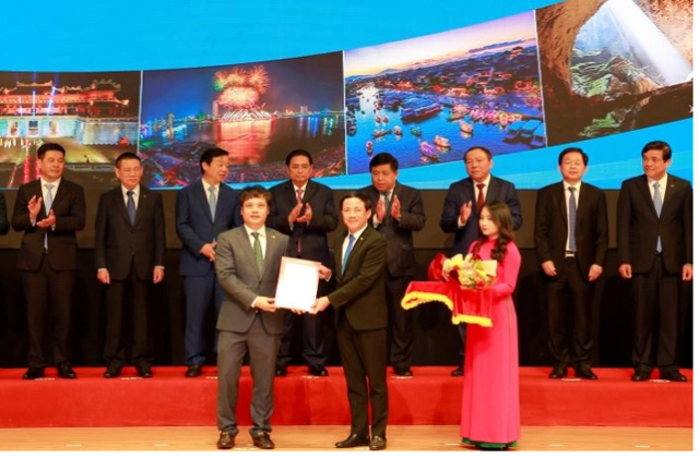 Chủ tịch UBND tỉnh Bình Định Phạm Anh Tuấn trao giấy chứng nhận cho nhà đầu tư.