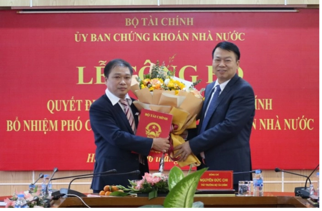 Ông Lương Hải Sinh (trái) làm Phó chủ tịch Ủy ban Chứng khoán Nhà nước