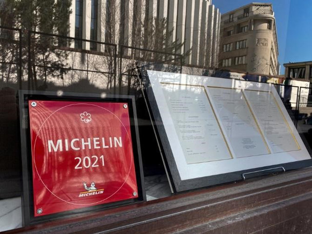 &nbsp;Logo Michelin Guide tại một nh&agrave; h&agrave;ng ở Brussels, Bỉ &nbsp;
