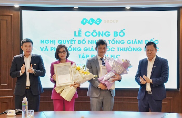 Tổng giám đốc Lê Tiến Dũng (thứ hai từ phải sang) và phó tổng giám đốc thường trực Trần Thị Hương nhận quyết định bổ nhiệm