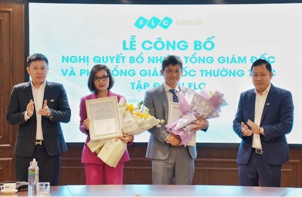 Tổng giám đốc Lê Tiến Dũng (thứ hai từ phải sang) và Phó tổng giám đốc thường trực Trần Thị Hương nhận quyết định bổ nhiệm