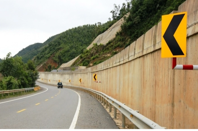 Một đoạn cao tốc Bắc - Nam, đoạn La Sơn - Túy Loan.