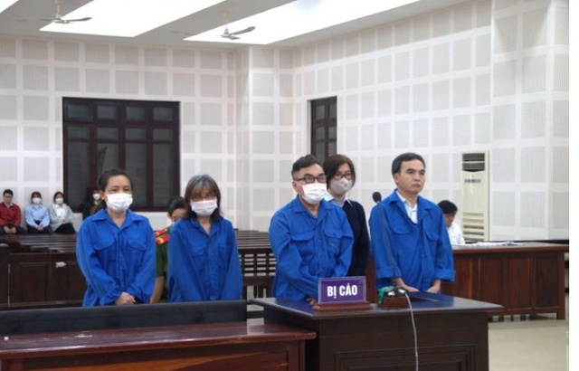Bị cáo Nguyễn Quang Trung cùng các thuộc cấp tại phiên tòa.