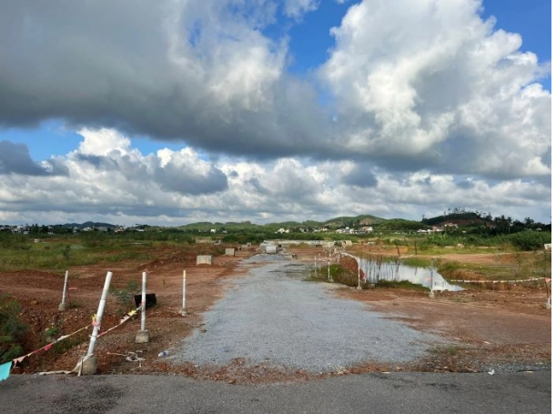 Dù chưa hoàn thành thủ tục cho thuê đất nhưng Công ty TNHH Một thành viên Phát triển đô thị Quảng Ngãi vẫn tự ý sử dụng đất để thi công san lấp mặt bằng tại khu vực dự án Khu dân cư phía Bắc thành phố Quảng Ngãi.