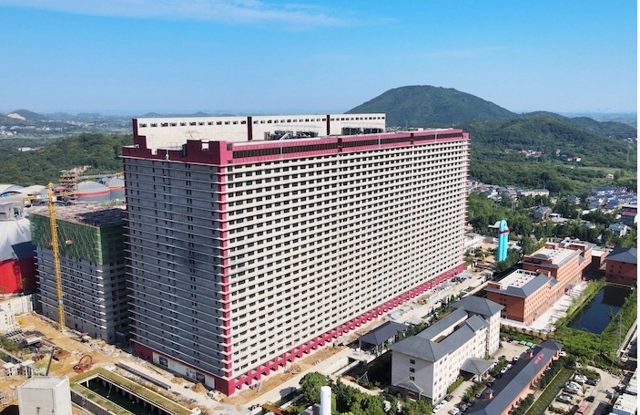 Tòa nhà nuôi lợn 26 tầng tại Hồ Bắc, Trung Quốc. (Ảnh: The New York Times)