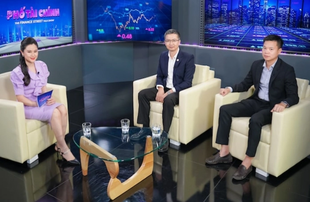 Ông Ngô Thế Hiển và ông Vũ Duy Khánh tại Talkshow Phố Tài chính.