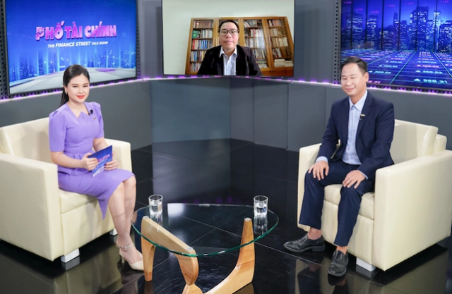 Ông Hoàng Công Tuấn (bên phải) và ông Phan Dũng Khánh tại Talk show Phố Tài Chính.
