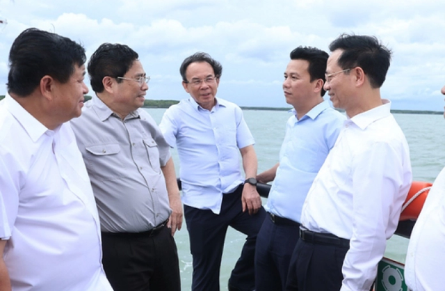 Thủ tướng Phạm Minh Chính cùng đoàn công tác đi khảo sát cảng trung chuyển quốc tế Cần Giờ. (Ảnh: VGP)