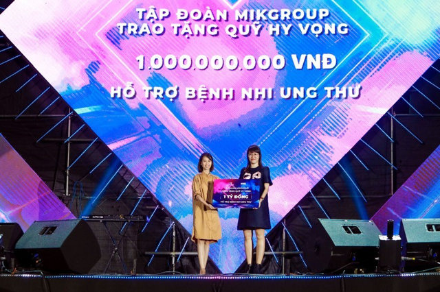 Đại diện MIKGroup (b&ecirc;n phải) trao tặng 1 tỉ đồng cho quỹ HOPE thực hiện chương tr&igrave;nh hỗ trợ bệnh nhi ung thư &nbsp;