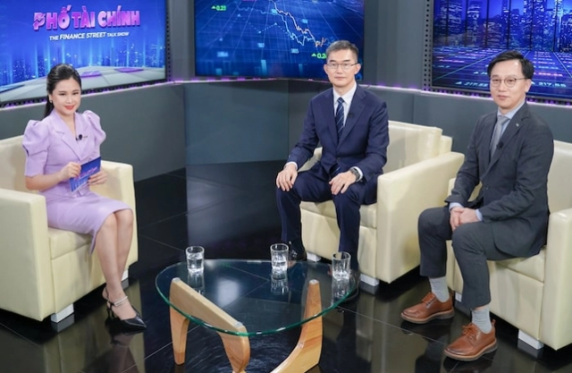 Ông Lu Hui Hung (giữa) và ông Kang Moon Kyung tại Talk show Phố Tài Chính.