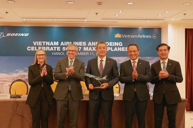 Vietnam Airlines ký thỏa thuận 10 tỷ USD mua 50 máy bay Boeing.