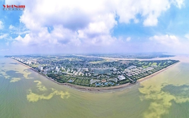 Quần thể du lịch nghỉ dưỡng sinh thái FLC Sầm Sơn có quy mô 300 ha và tổng mức đầu tư 12.088 tỷ đồng nằm trên địa phận phường Quảng Cư, TP. Sầm Sơn, tỉnh Thanh Hoá. 