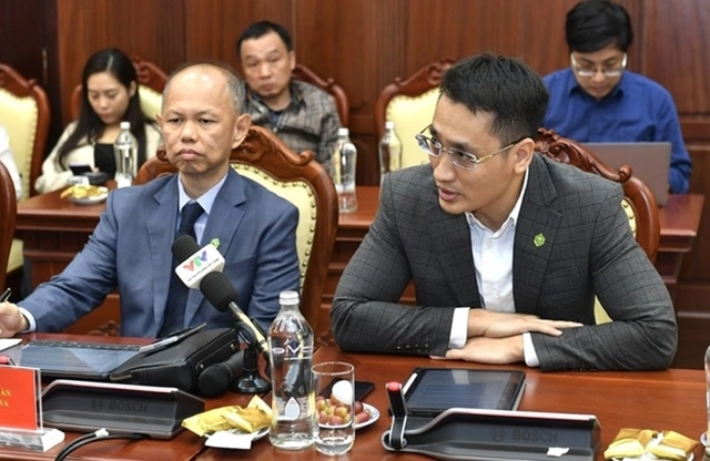 Ông Dương Văn Bắc (bên phải) phát biểu tại hội nghị, CEO Novaland Dennis Ng Teck Yow (trái). Ảnh: SBV