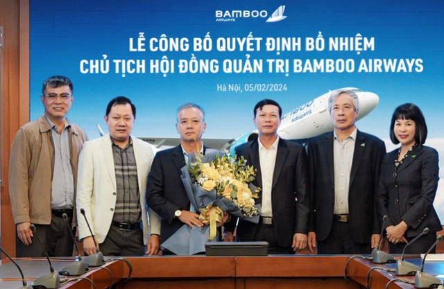 Ông Phan Đình Tuệ (cầm hoa) nhận quyết định bổ nhiệm Chủ tịch HĐQT Bamboo Airways.