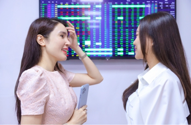 'Sóng bank' đưa VN-Index vượt mốc 1.200 điểm trong phiên đầu năm Giáp Thìn