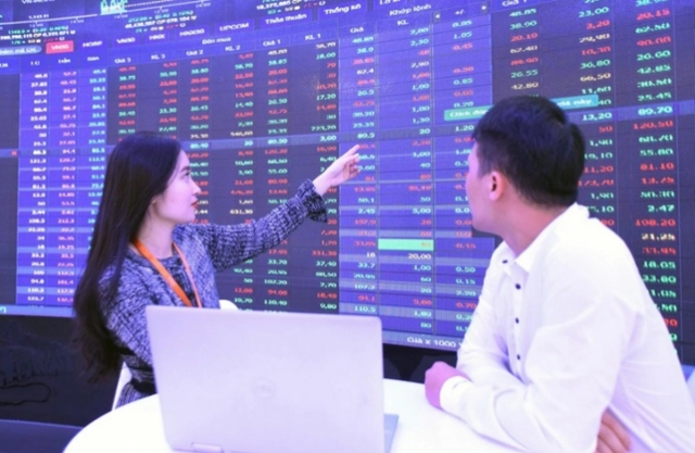 Cổ phiếu bán lẻ tăng dựng đứng, VN-Index tiến sát mốc 1.270 điểm