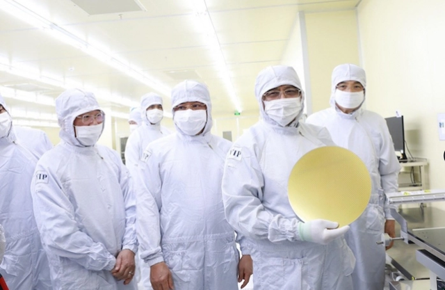 Thủ tướng Chính phủ Phạm Minh Chính thăm khu sản xuất của Công ty THNN Hana Micron Vina, huyện Việt Yên, Bắc Giang