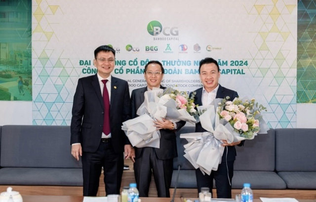 Ông Nguyễn Hồ Nam tặng hoa chúc mừng 2 thành viên mới tham gia HĐQT