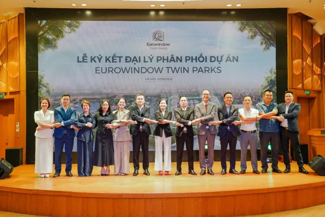 Đại diện Eurowindow Holding, C&ocirc;ng ty BĐS H&agrave; Nội 2 v&agrave; 7 đối t&aacute;c ph&acirc;n phối chiến lược c&ugrave;ng bắt tay thể hiện cam kết đồng h&agrave;nh v&agrave; bứt ph&aacute; tại Lễ k&yacute; kết ph&acirc;n phối dự &aacute;n Eurowindow Twin Parks &ndash; H&agrave; Nội, 12/05/2025. &nbsp;