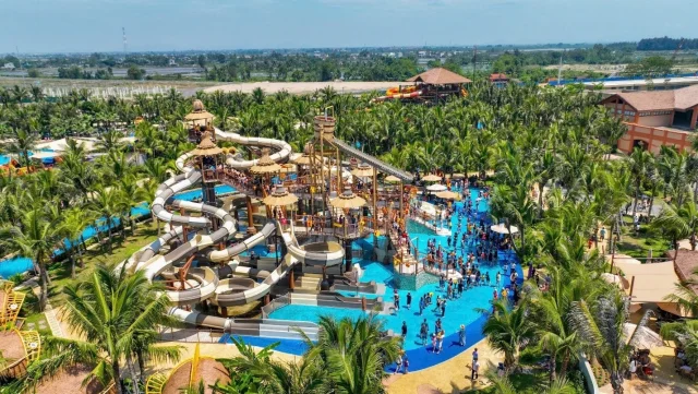 C&ocirc;ng vi&ecirc;n nước Sầm Sơn thu h&uacute;t phục vụ hơn 19.000 lượt kh&aacute;ch chỉ trong 5 ng&agrave;y nghỉ lễ 30/4-1/5 &nbsp;