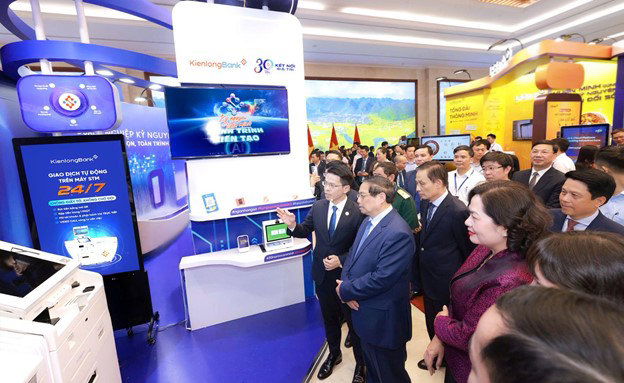 &Ocirc;ng Trần Ngọc Minh giới thiệu với Thủ tướng giải ph&aacute;p Giao dịch vi&ecirc;n AI đang được &aacute;p dụng tại Ng&acirc;n h&agrave;ng &nbsp;