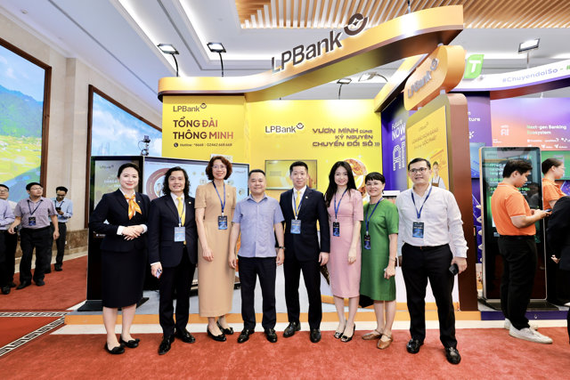 L&atilde;nh đạo Ng&acirc;n h&agrave;ng Nh&agrave; nước chụp ảnh lưu niệm c&ugrave;ng đo&agrave;n LPBank tại sự kiện &nbsp; &nbsp;