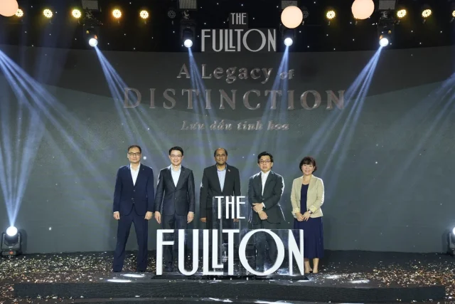 Khoảnh khắc khởi c&ocirc;ng dự &aacute;n The Fullton, với sự hiện diện của Ng&agrave;i Jaya Ratnam, Đại sứ Singapore tại Việt Nam (giữa), &ocirc;ng Tan Wee Hsien, CEO, CapitaLand Development Việt Nam v&agrave; Quốc tế (thứ hai từ tr&aacute;i qua), &ocirc;ng Marc Boey, Gi&aacute;m đốc Điều h&agrave;nh Far East Organization (thứ hai từ phải qua), b&agrave; Christina Goh, Gi&aacute;m đốc ph&aacute;t triển dự &aacute;n v&agrave; quản l&yacute; t&agrave;i sản, Far East Organization (thứ nhất từ phải qua) v&agrave; &ocirc;ng Alwin Low, Tổng Gi&aacute;m đốc khu vực ph&iacute;a Bắc của CapitaLand Development (Việt Nam) (thứ nhất từ tr&aacute;i qua) &nbsp;