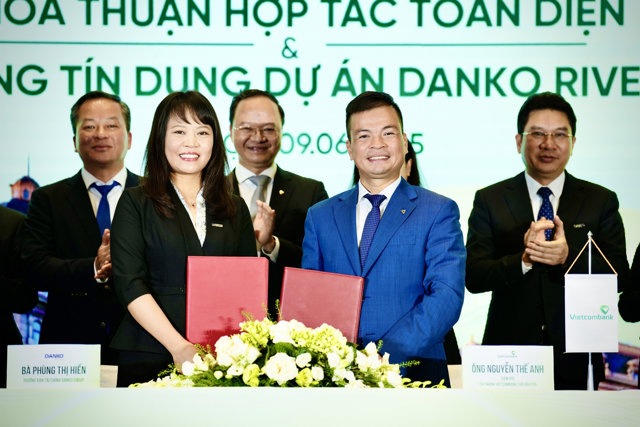 B&agrave; Ph&ugrave;ng Thị Hiền &ndash; Trưởng Ban t&agrave;i ch&iacute;nh Danko Group v&agrave; &ocirc;ng Nguyễn Thế Anh &ndash; GĐ chi nh&aacute;nh Vietcombank Th&aacute;i Nguy&ecirc;n đại diện k&iacute; kết tại sự kiện &nbsp;