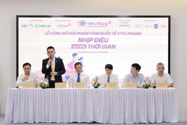 &Ocirc;ng Hồ Nam Tiến, Ph&oacute; Chủ tịch thường trực HĐQT LPBank tại buổi họp b&aacute;o