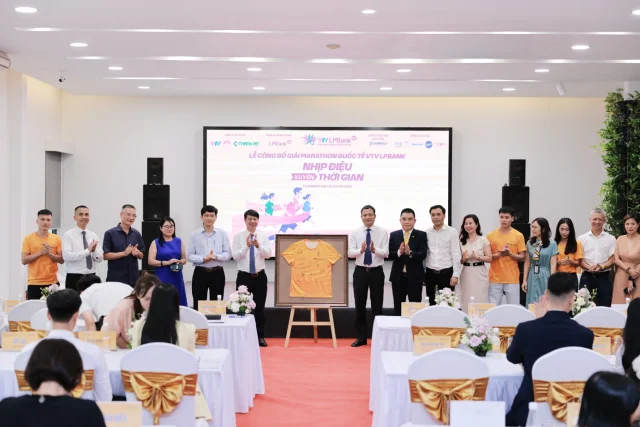 C&aacute;c đại biểu k&yacute; lưu niệm chiếc &aacute;o phi&ecirc;n bản đặc biệt của giải Marathon quốc tế VTV LPBank 2025