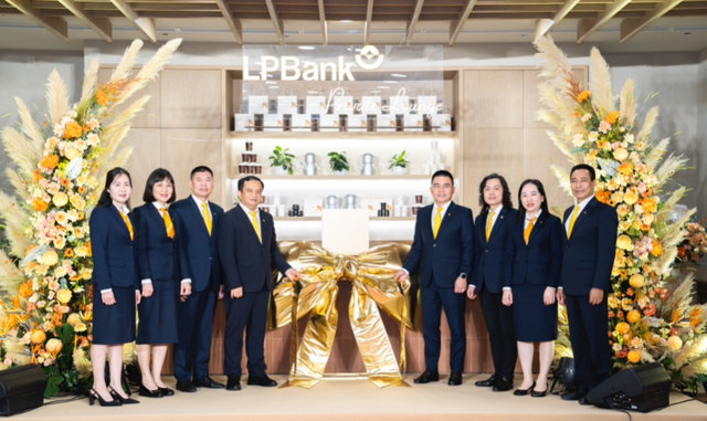 &Ocirc;ng Hồ Nam Tiến &ndash; Ph&oacute; Chủ tịch thường trực HĐQT (thứ 4 từ phải sang) c&ugrave;ng đại diện l&atilde;nh đạo trong Ban Kiểm so&aacute;t, Ban Điều h&agrave;nh của LPBank tại sự kiện
